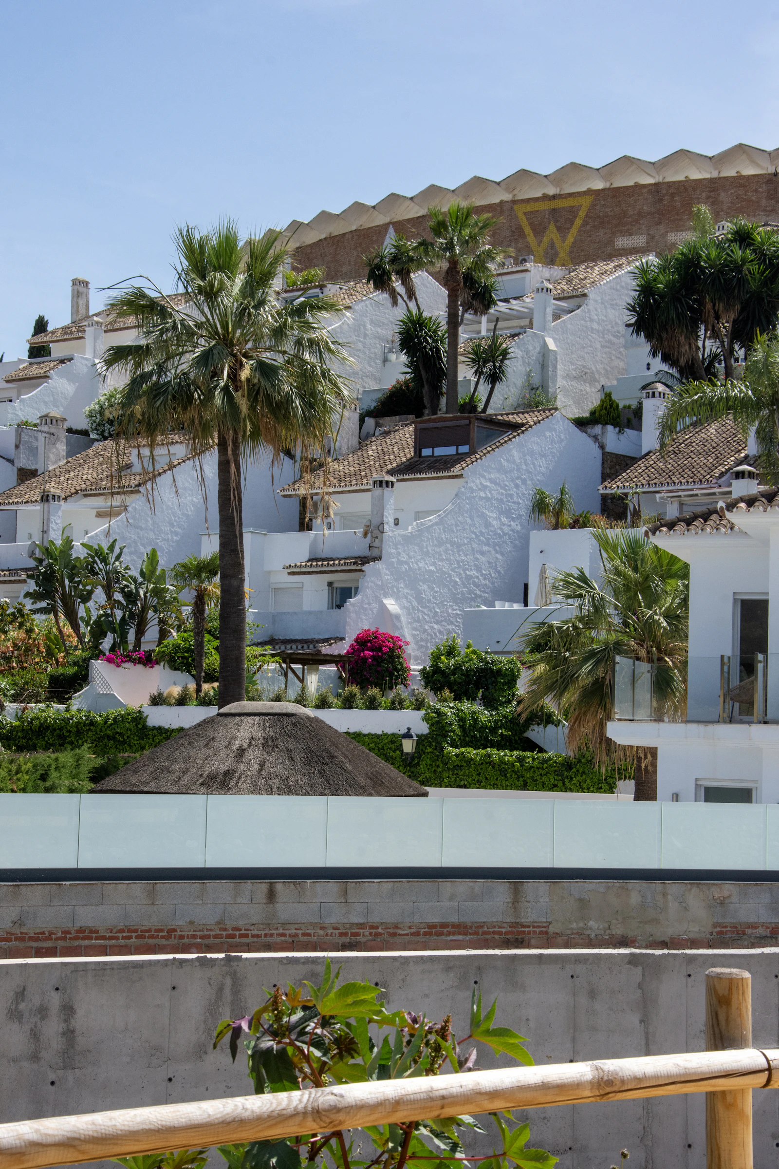 Atelier d'artiste face aux falaises — Toubab Dialao